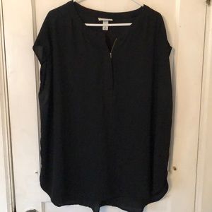Sleeveless blouse with zip collar